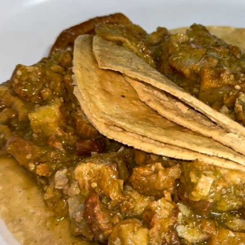 Taco de chicharron en salsa verde